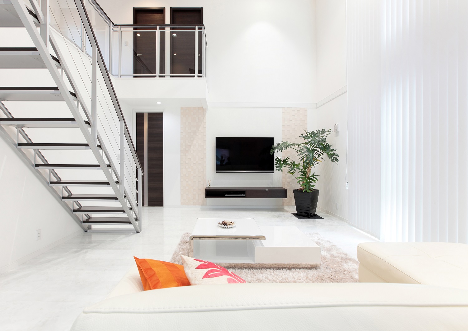 ホテルのような高級感を演出<br>開放的な吹抜けリビングの家