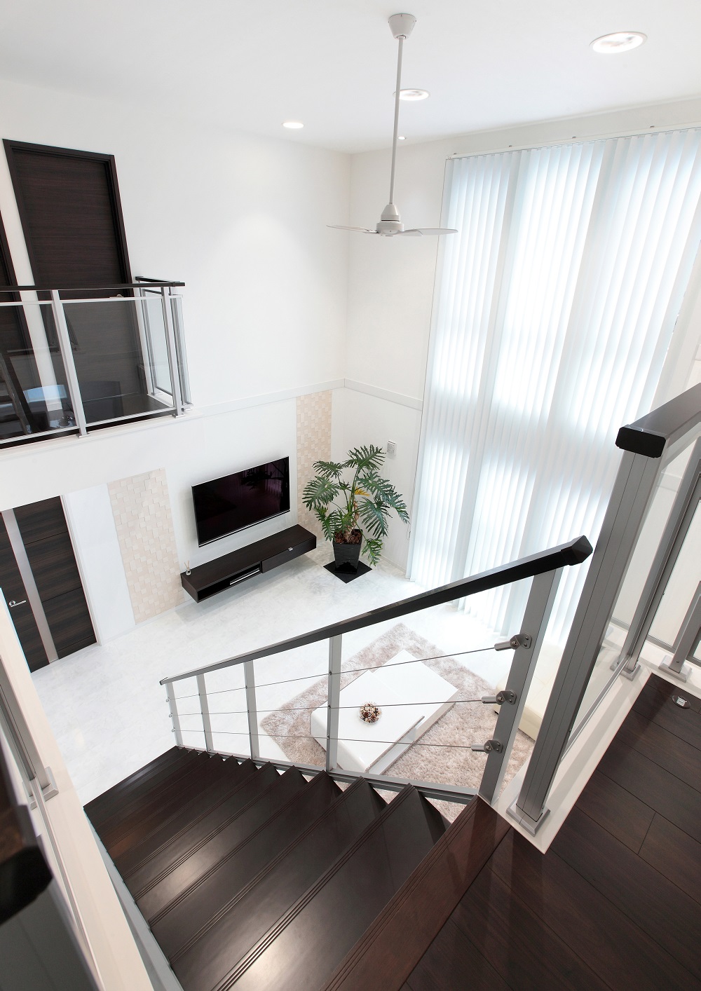 ホテルのような高級感を演出開放的な吹抜けリビングの家