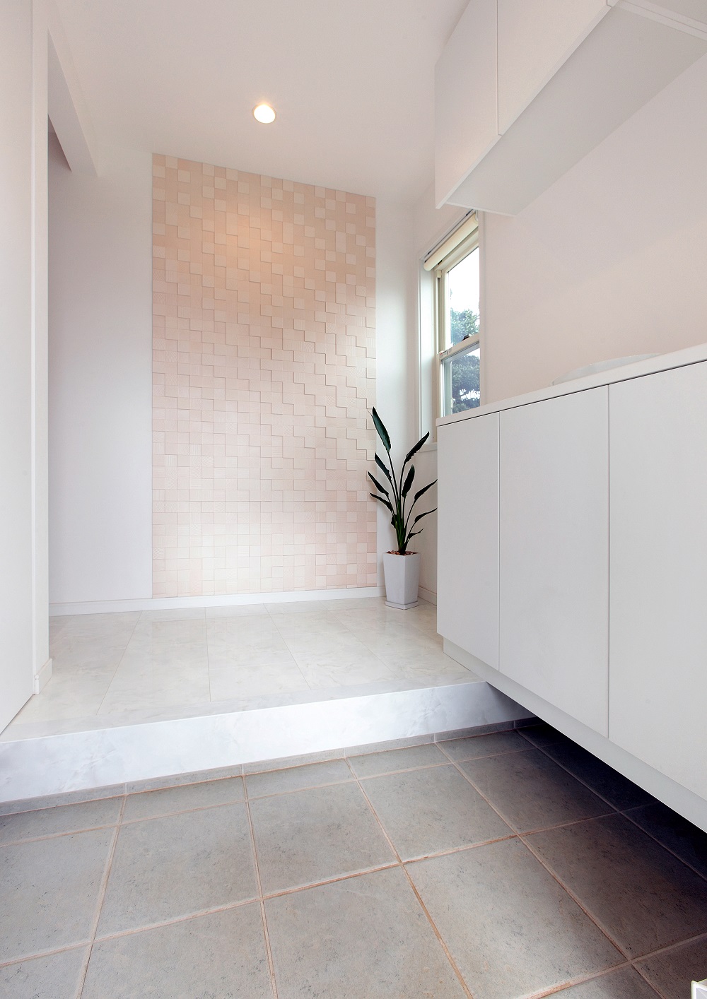 ホテルのような高級感を演出開放的な吹抜けリビングの家