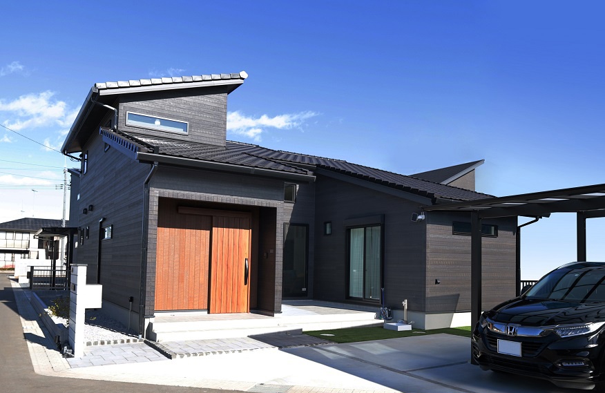 ナチュラルモダンに囲まれた木目の優しい中庭のある住まい