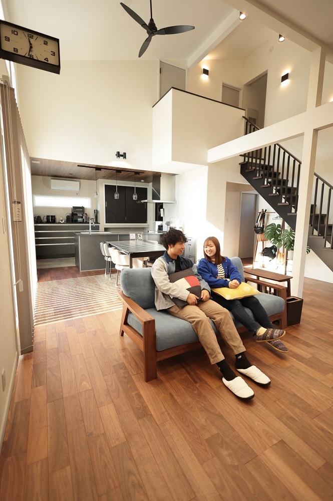 ナチュラルモダンに囲まれた<br>木目の優しい中庭のある住まい