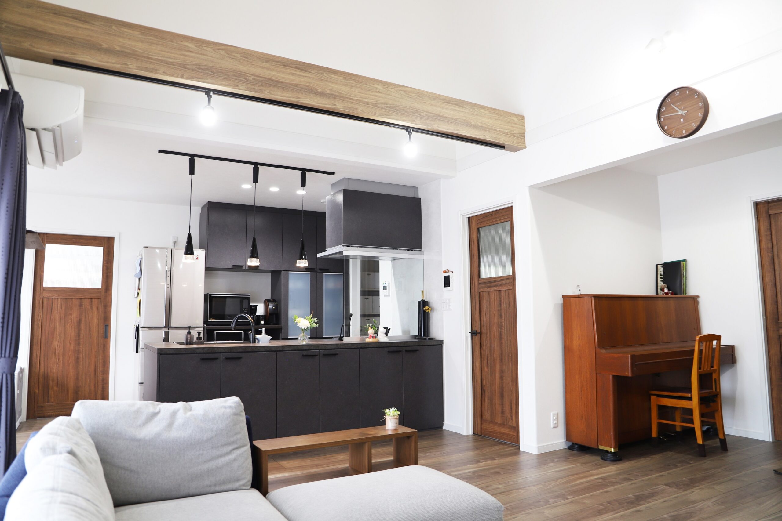 家族と愛犬が楽しく暮らす広々ウッドデッキのある平屋