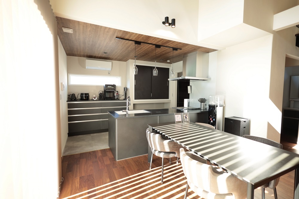 ナチュラルモダンに囲まれた木目の優しい中庭のある住まい