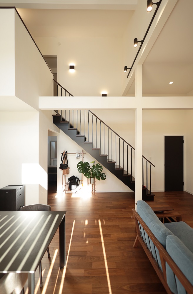 ナチュラルモダンに囲まれた木目の優しい中庭のある住まい