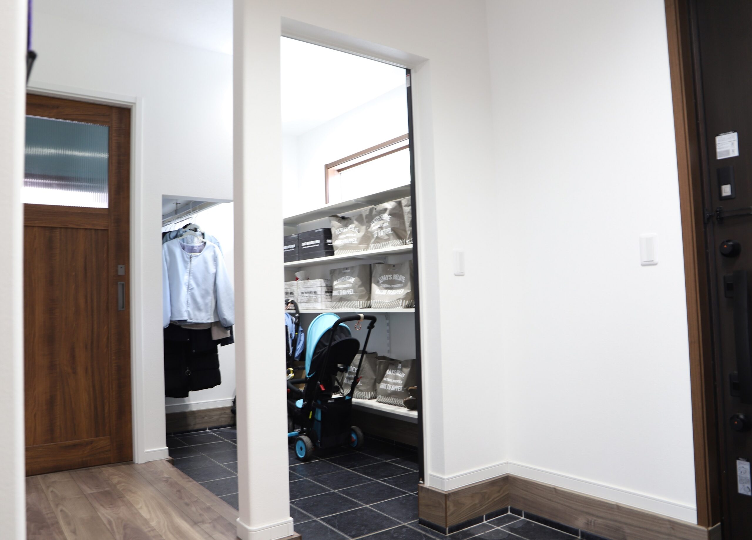 家族と愛犬が楽しく暮らす広々ウッドデッキのある平屋