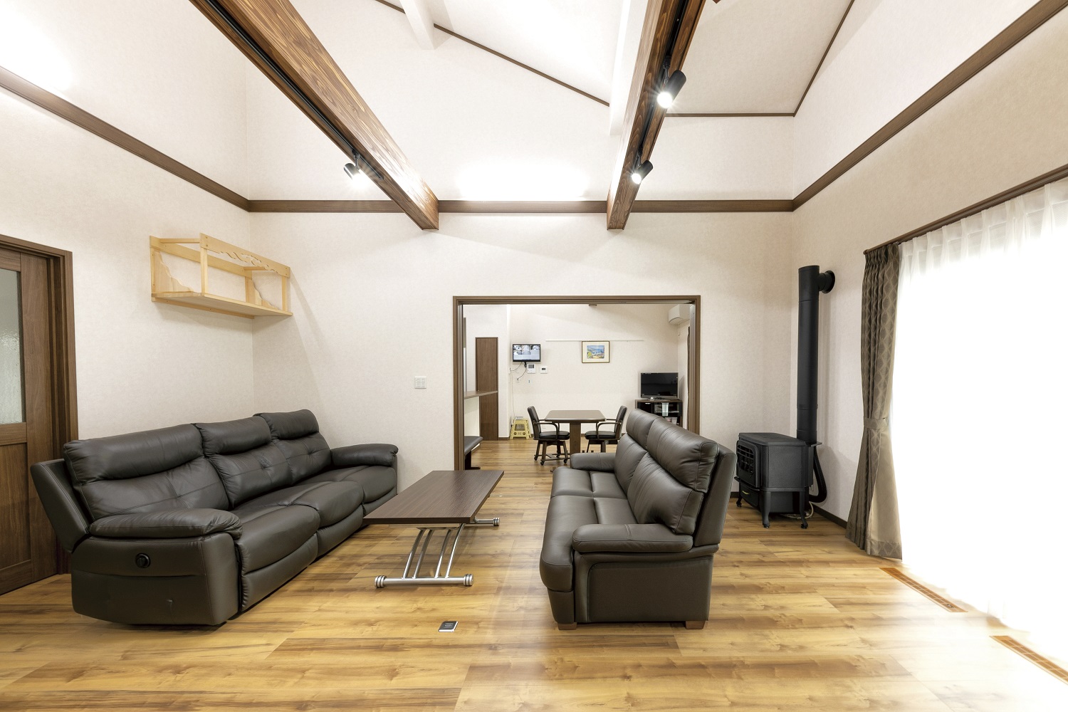 居室すべてに光が溢れる回遊や収納で暮しやすい平屋