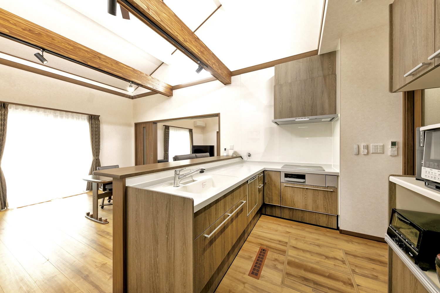 居室すべてに光が溢れる回遊や収納で暮しやすい平屋