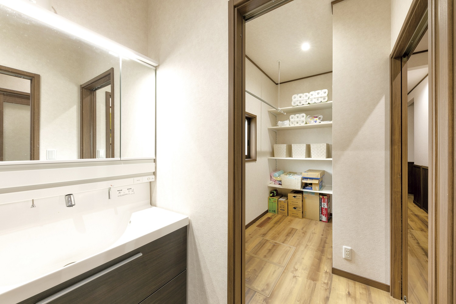 居室すべてに光が溢れる回遊や収納で暮しやすい平屋