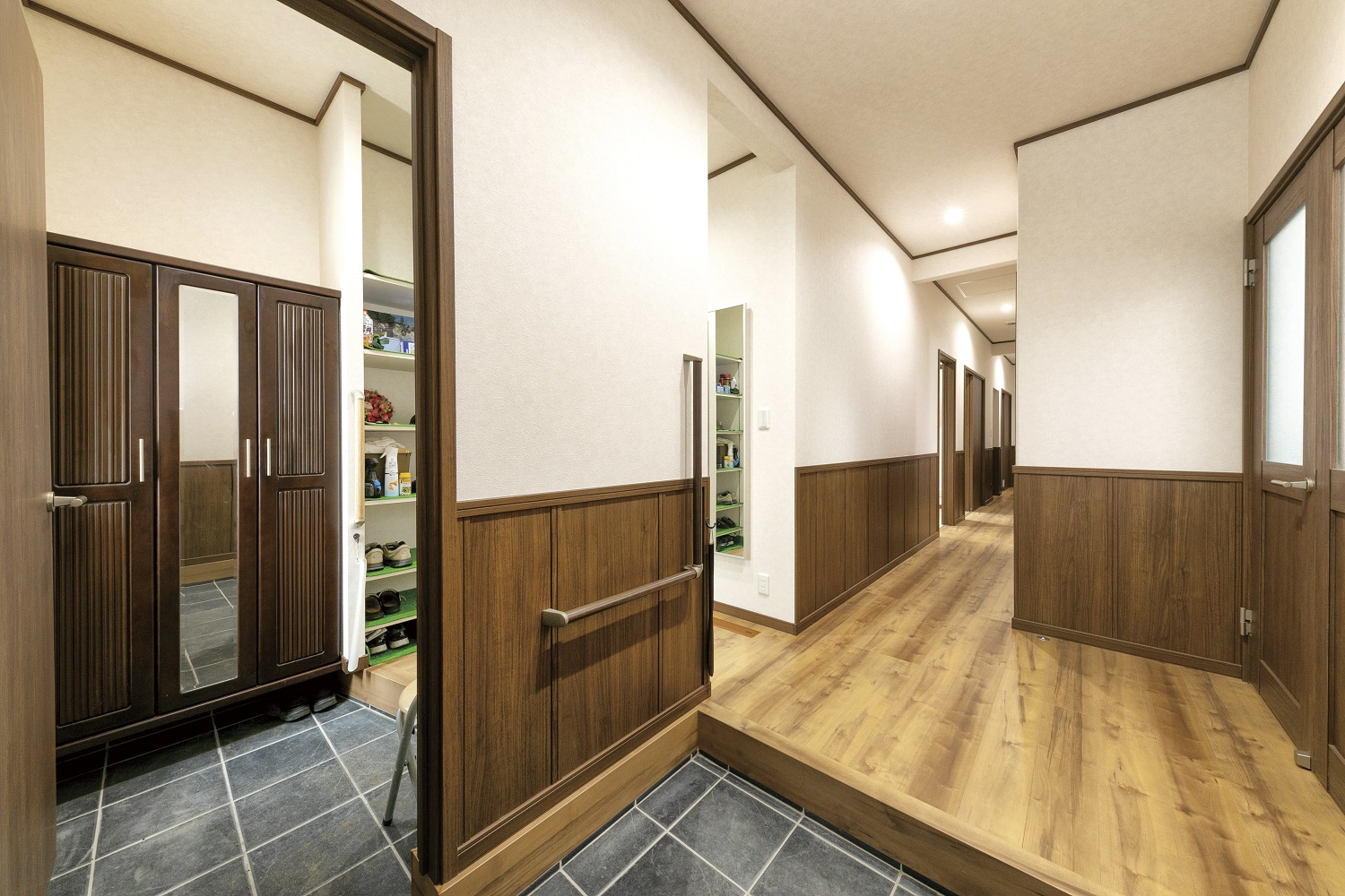 居室すべてに光が溢れる回遊や収納で暮しやすい平屋