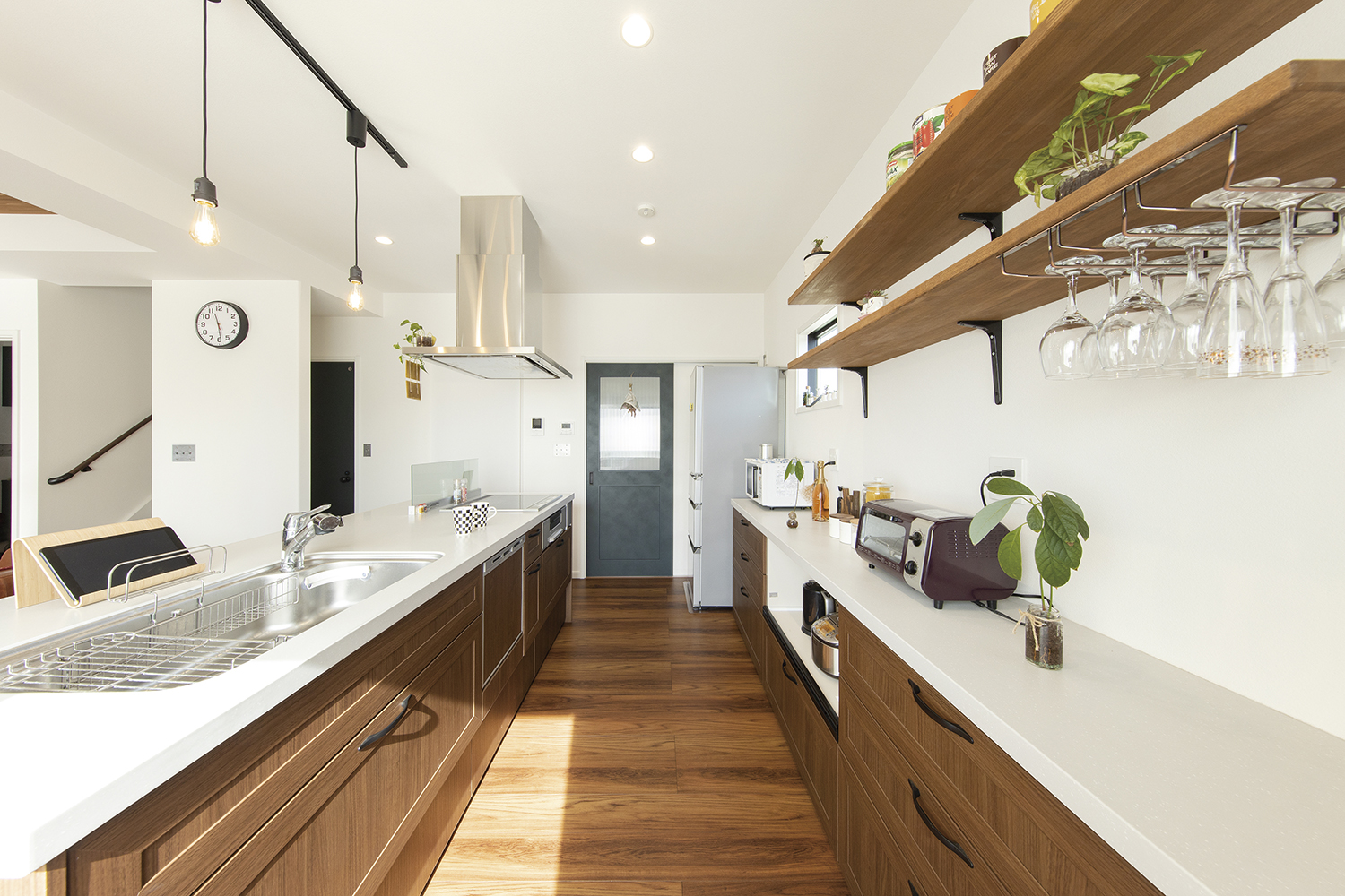 ヴィンテージの風合いを愉しむ要望を叶えた店舗併用住宅