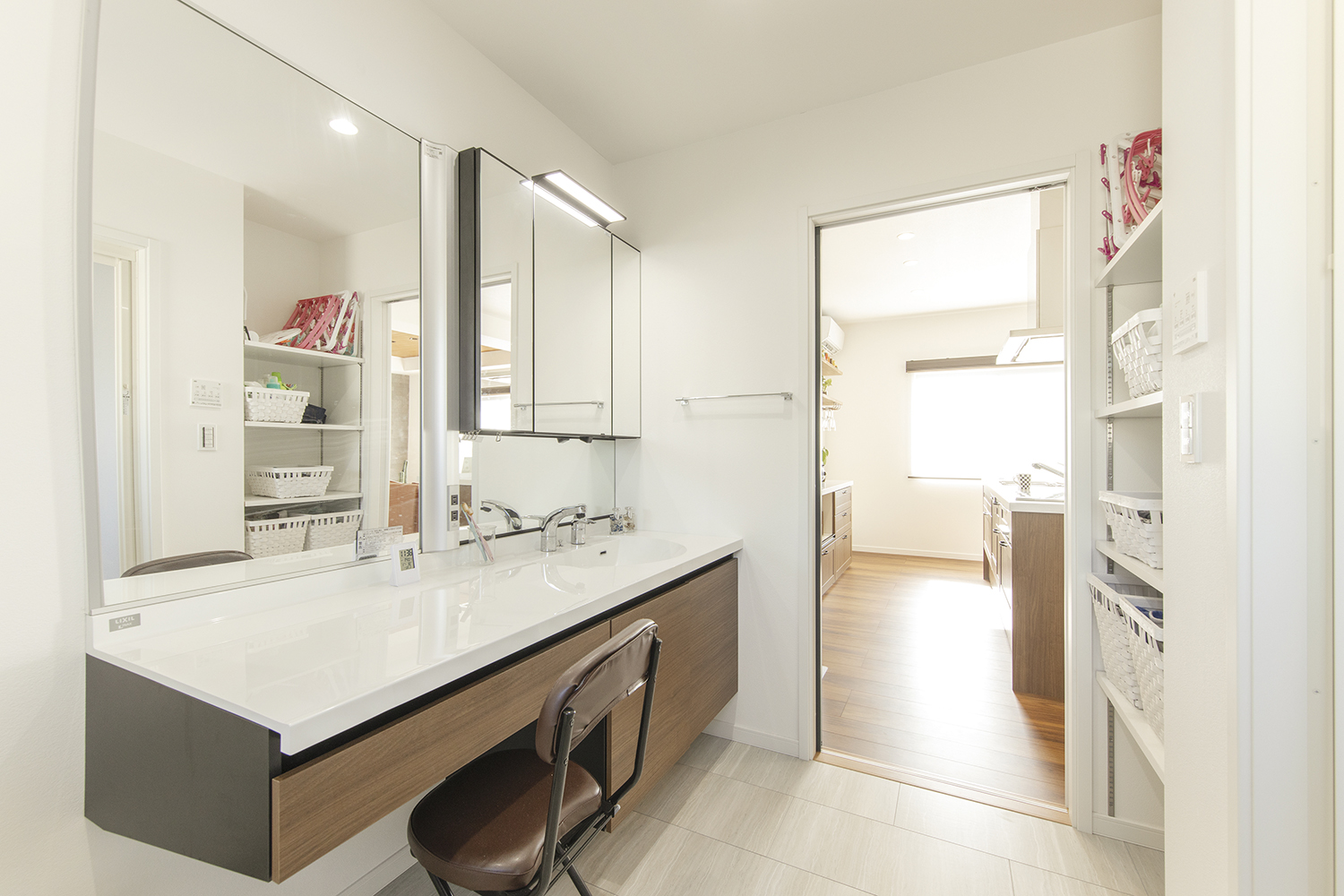 ヴィンテージの風合いを愉しむ要望を叶えた店舗併用住宅