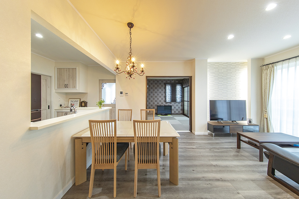 地中海風デザインが目を惹く家族が自然に集まる二世帯住宅