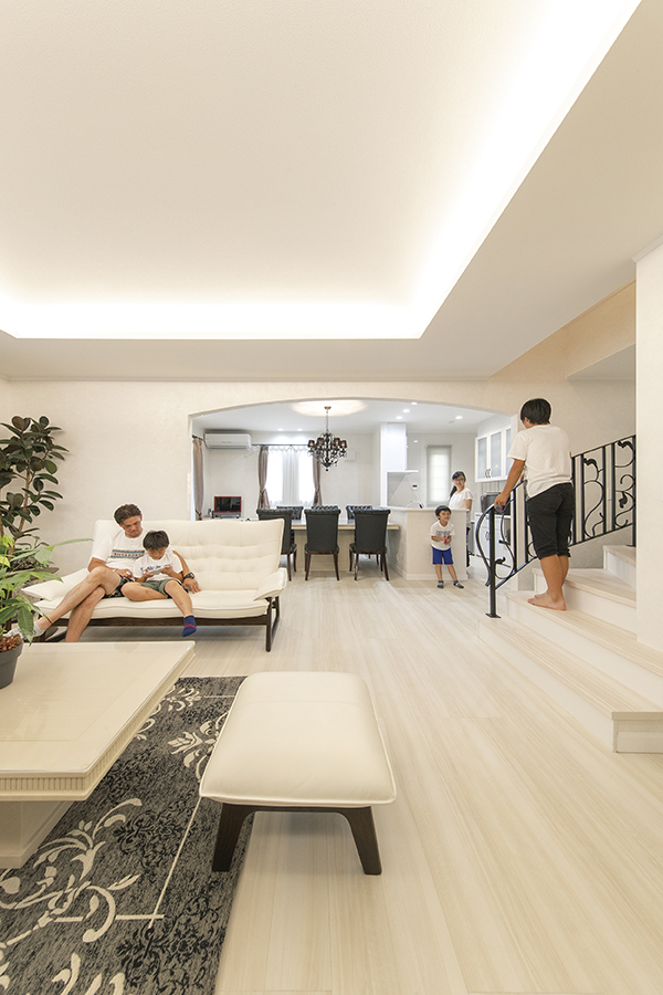 地中海風デザインが目を惹く家族が自然に集まる二世帯住宅