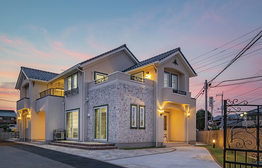 地中海風デザインが目を惹く家族が自然に集まる二世帯住宅