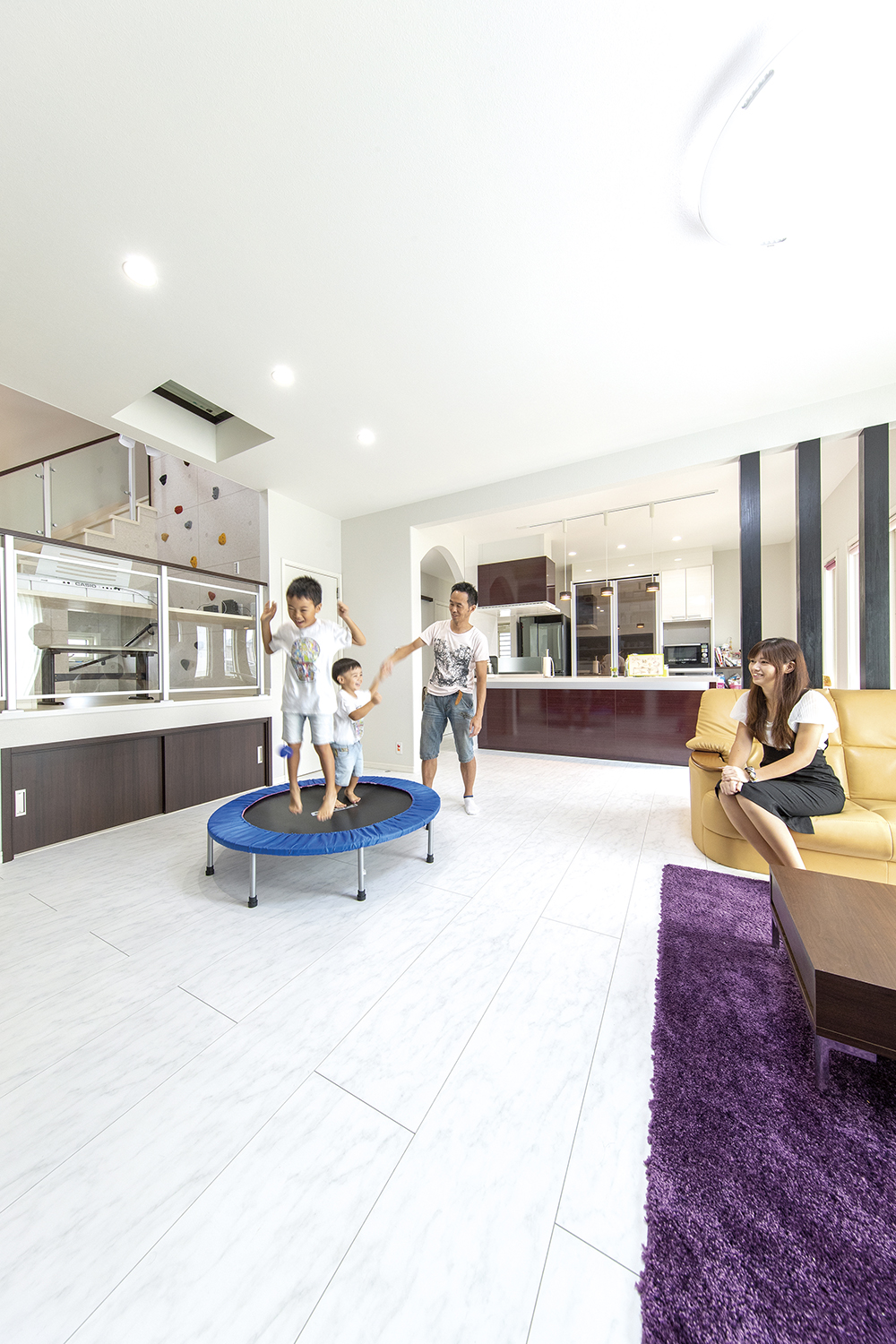 ボルダリングや隠れ家のような小屋裏…家族が遊べる住まい