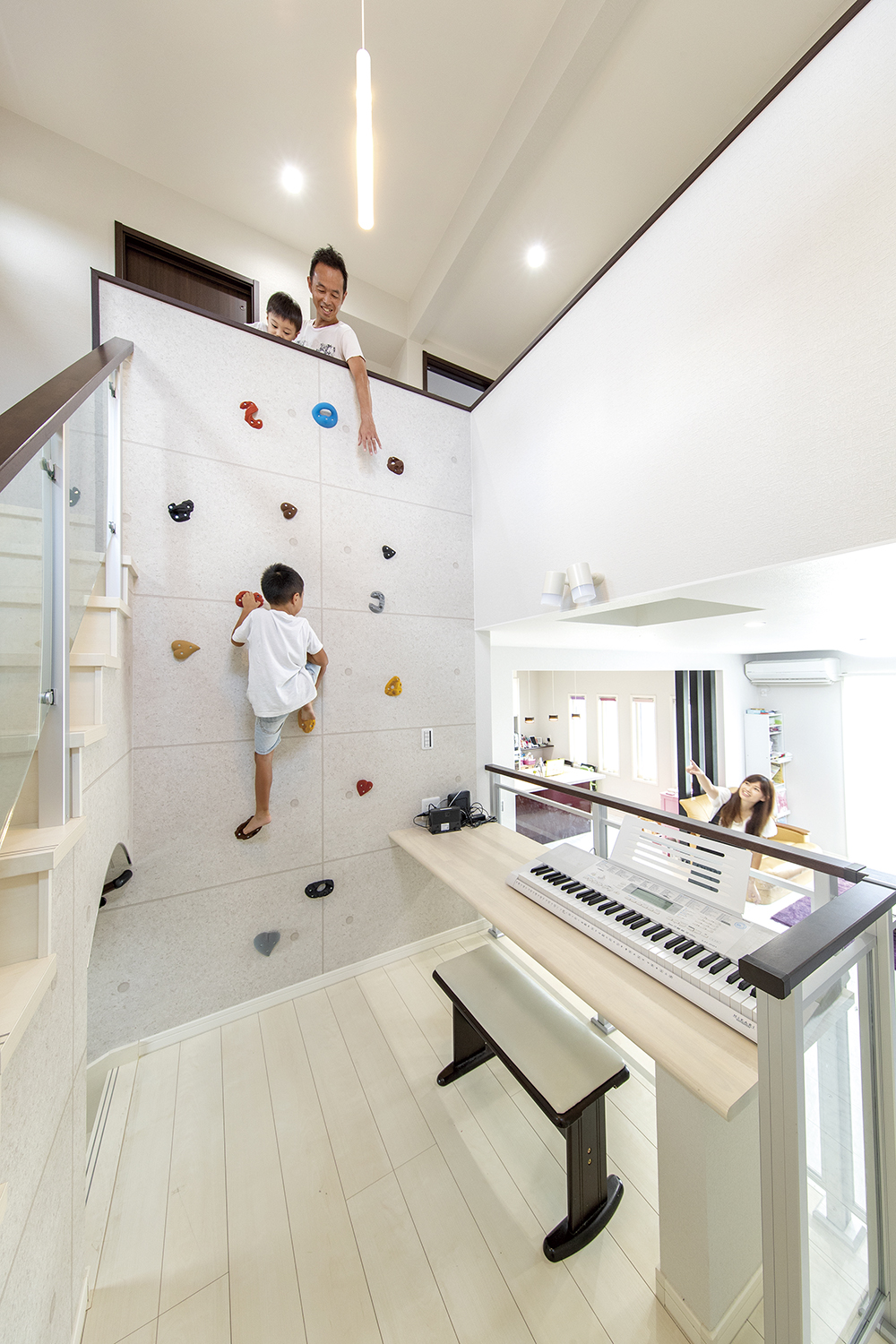ボルダリングや隠れ家のような小屋裏…家族が遊べる住まい