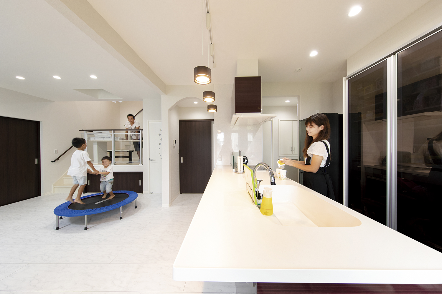 ボルダリングや隠れ家のような小屋裏…家族が遊べる住まい