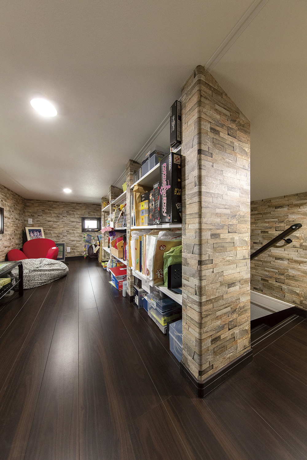 ボルダリングや隠れ家のような小屋裏…家族が遊べる住まい