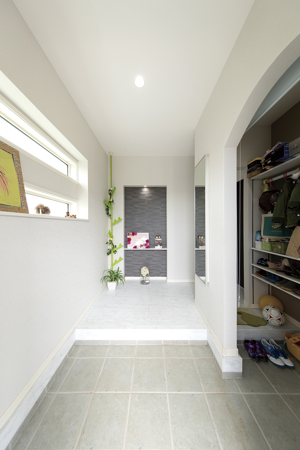 ボルダリングや隠れ家のような小屋裏…家族が遊べる住まい