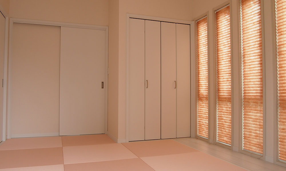 シンプルでモダンな外観と家族で楽しめる屋上のある家