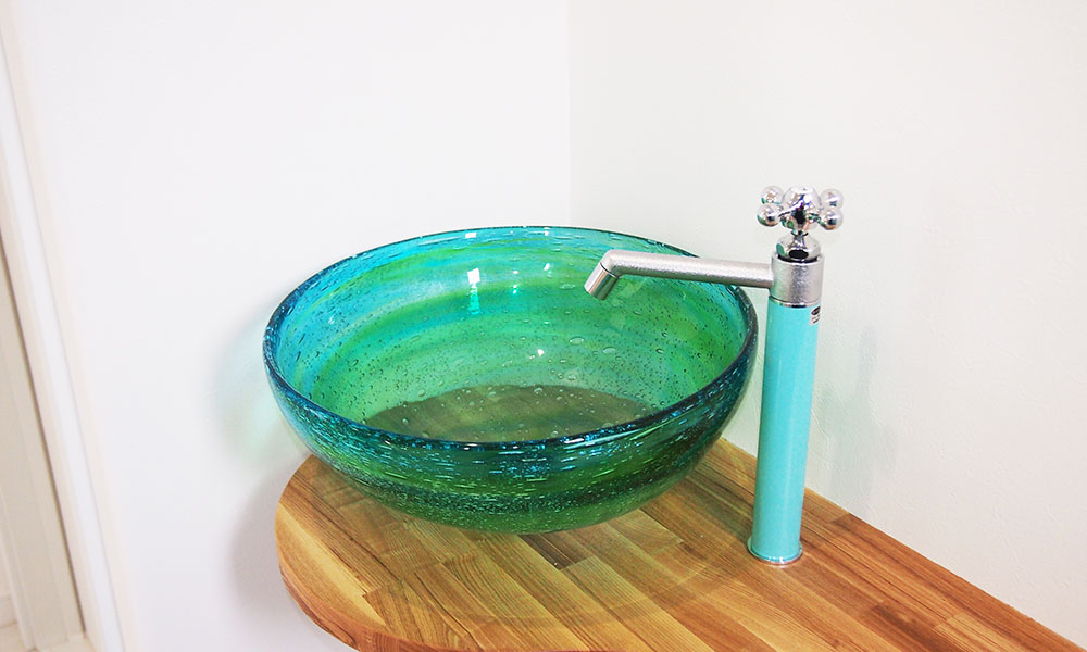 シンプルでモダンな外観と家族で楽しめる屋上のある家