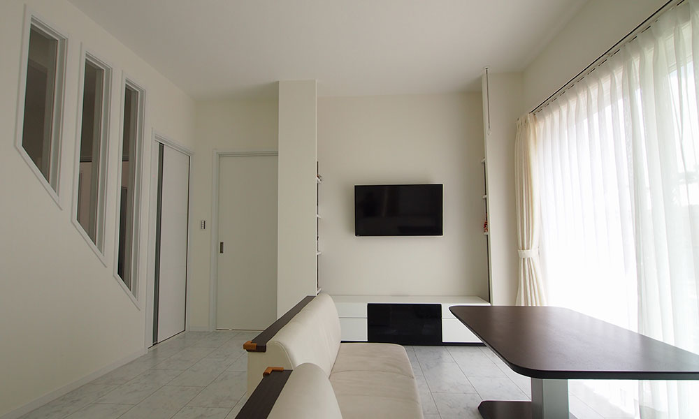 シンプルでモダンな外観と家族で楽しめる屋上のある家