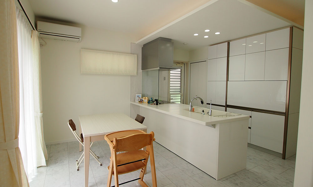 シンプルでモダンな外観と家族で楽しめる屋上のある家