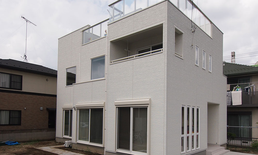 シンプルでモダンな外観と<br>家族で楽しめる屋上のある家