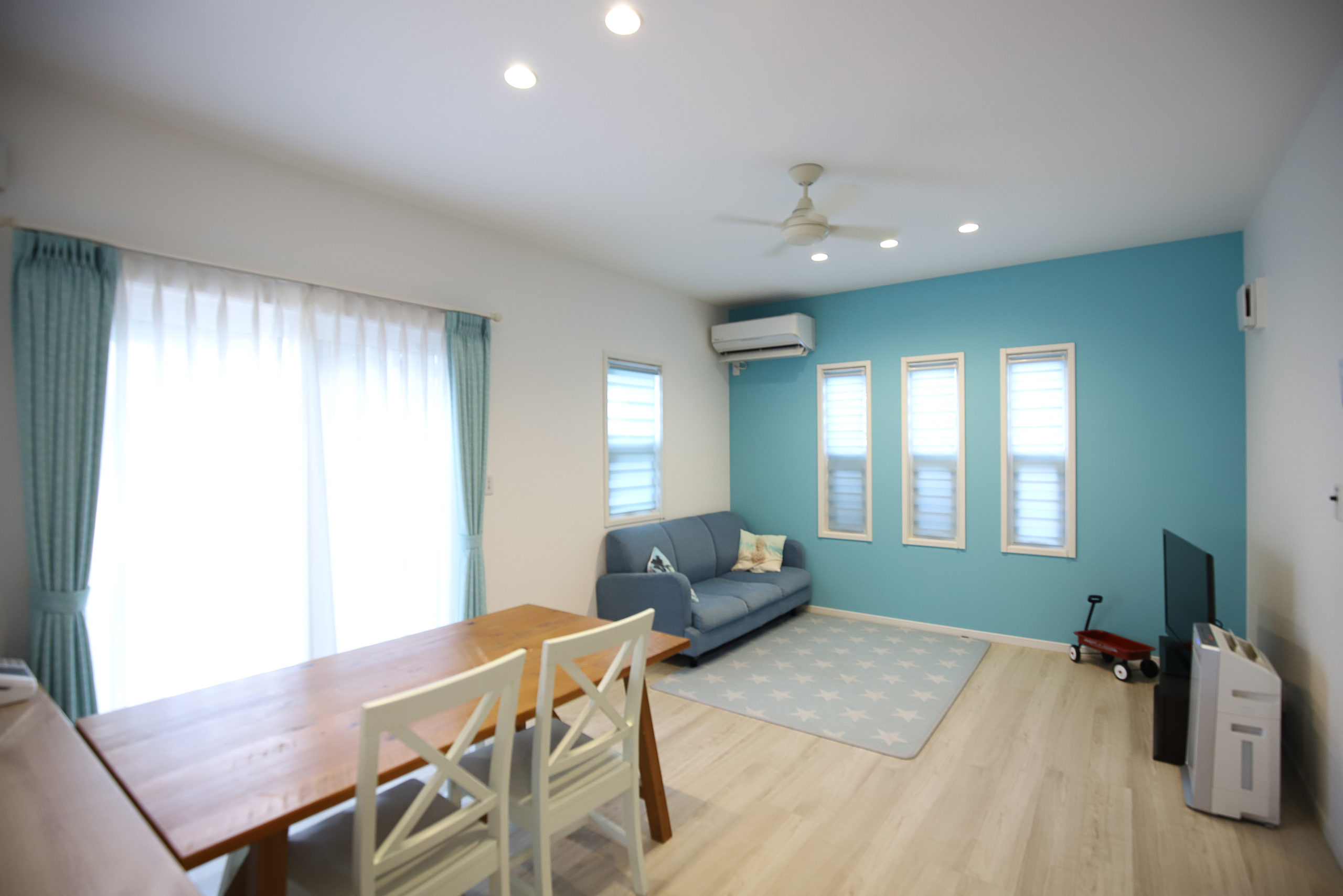 広い庭とウッドデッキがあるハワイアンスタイルの家