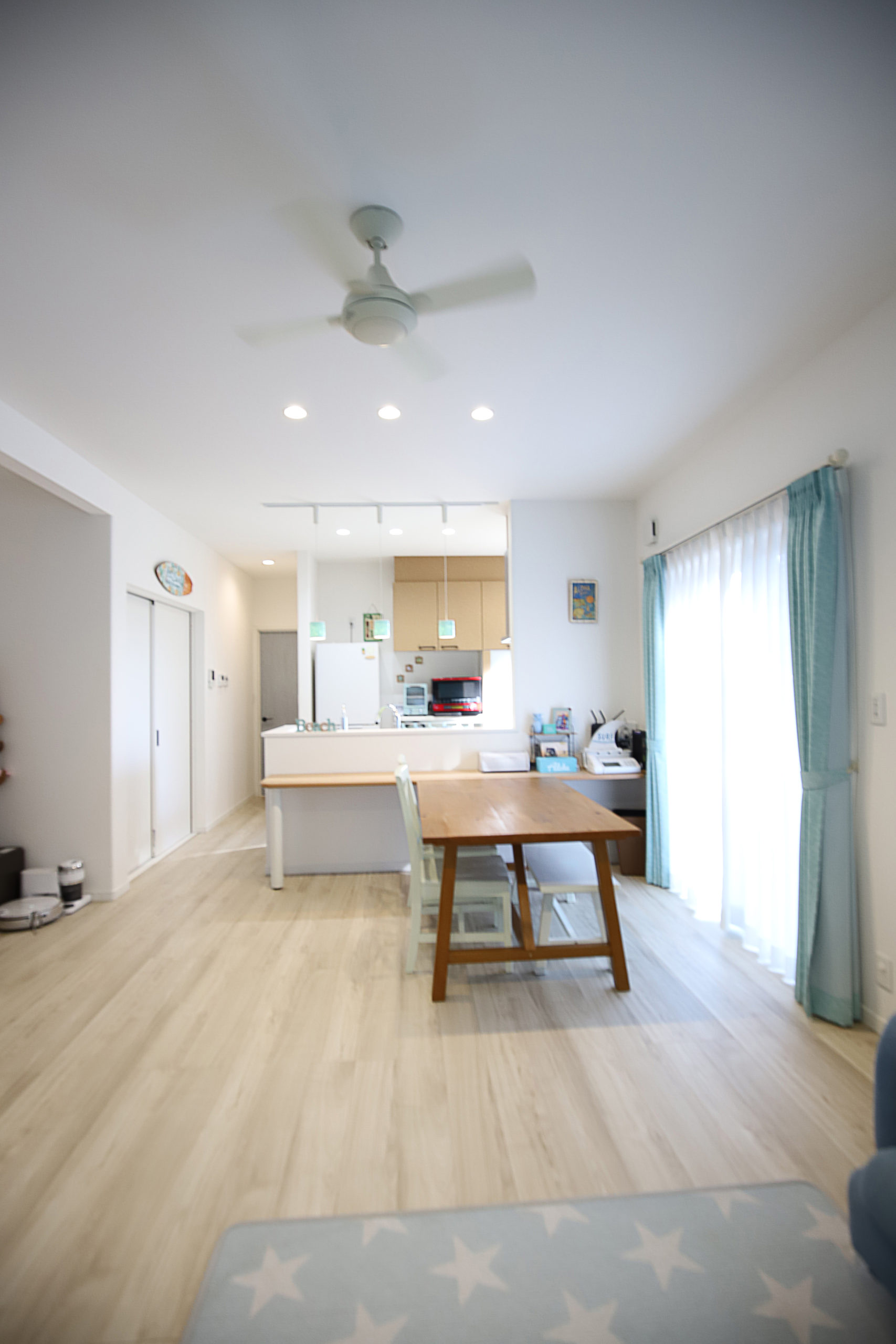 広い庭とウッドデッキがあるハワイアンスタイルの家