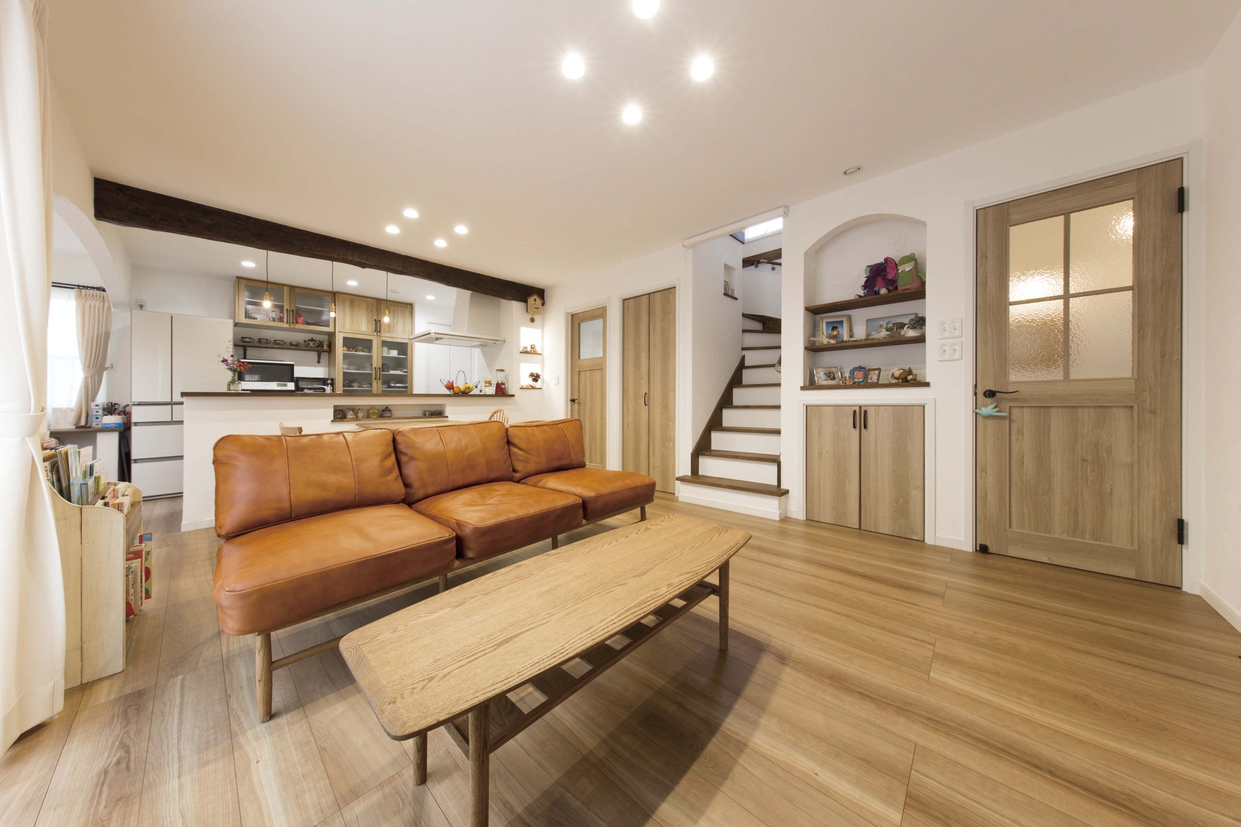 上品な漆喰の塗り壁に癒される皆がホッとできる「集まる家」