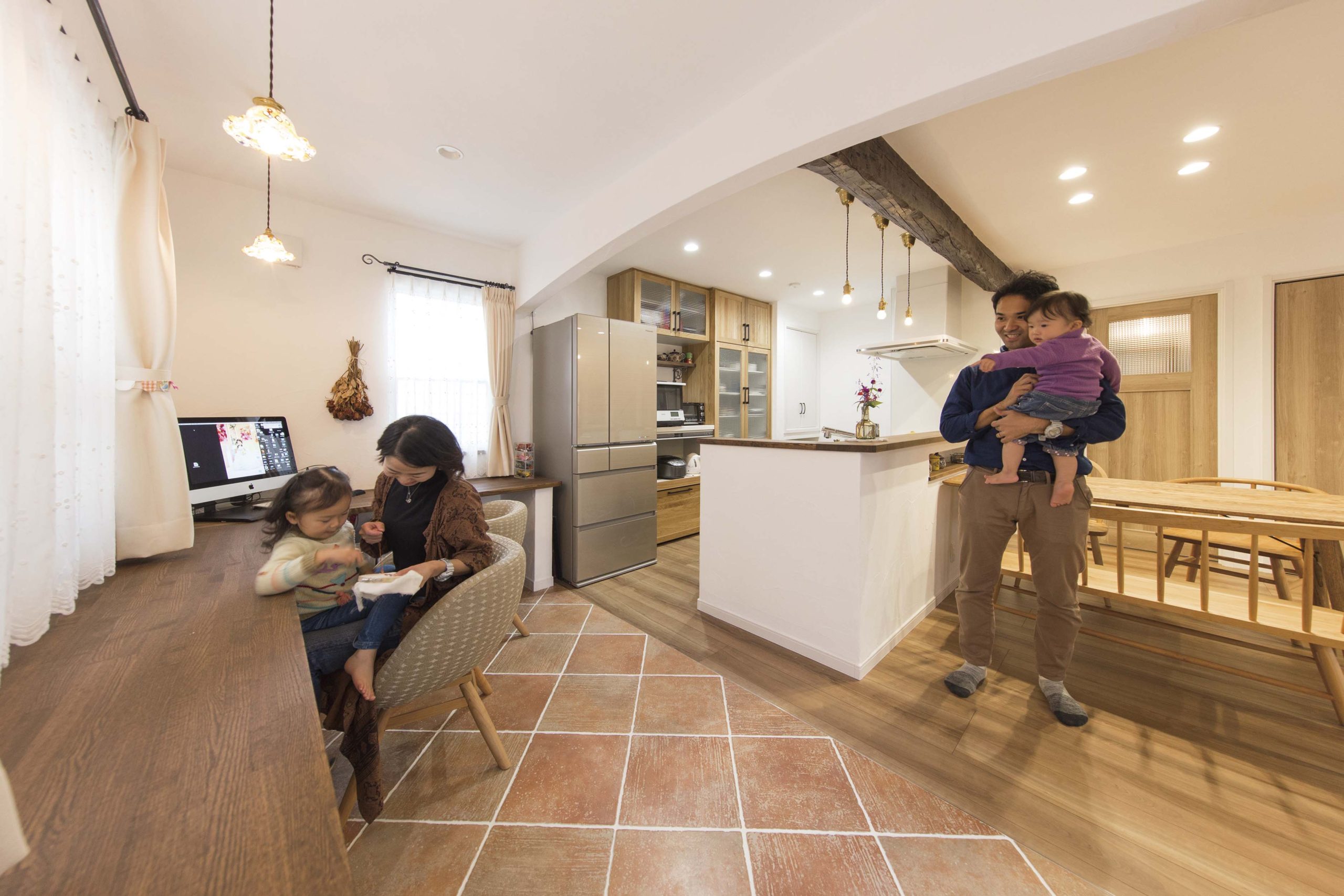 上品な漆喰の塗り壁に癒される皆がホッとできる「集まる家」