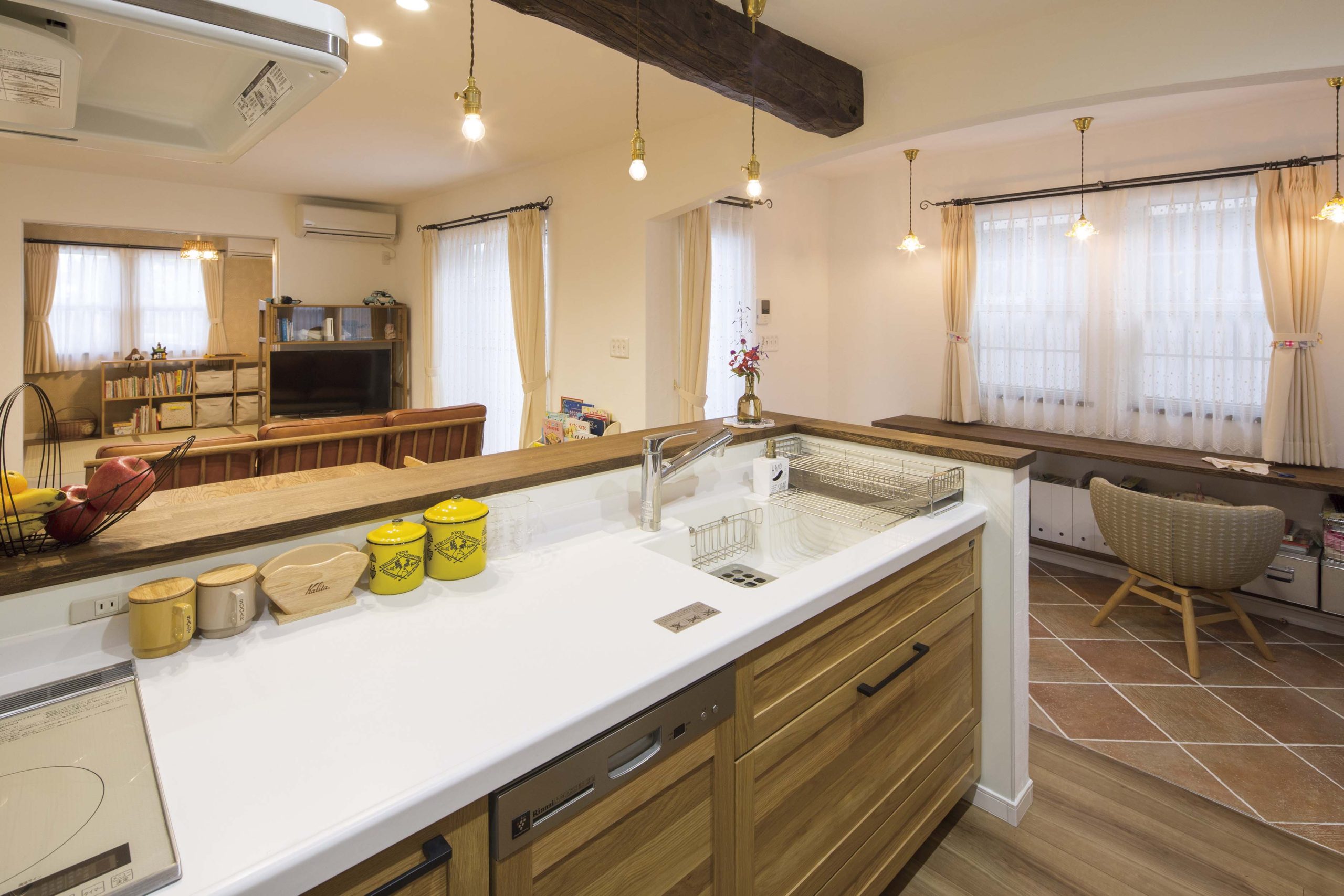 上品な漆喰の塗り壁に癒される皆がホッとできる「集まる家」