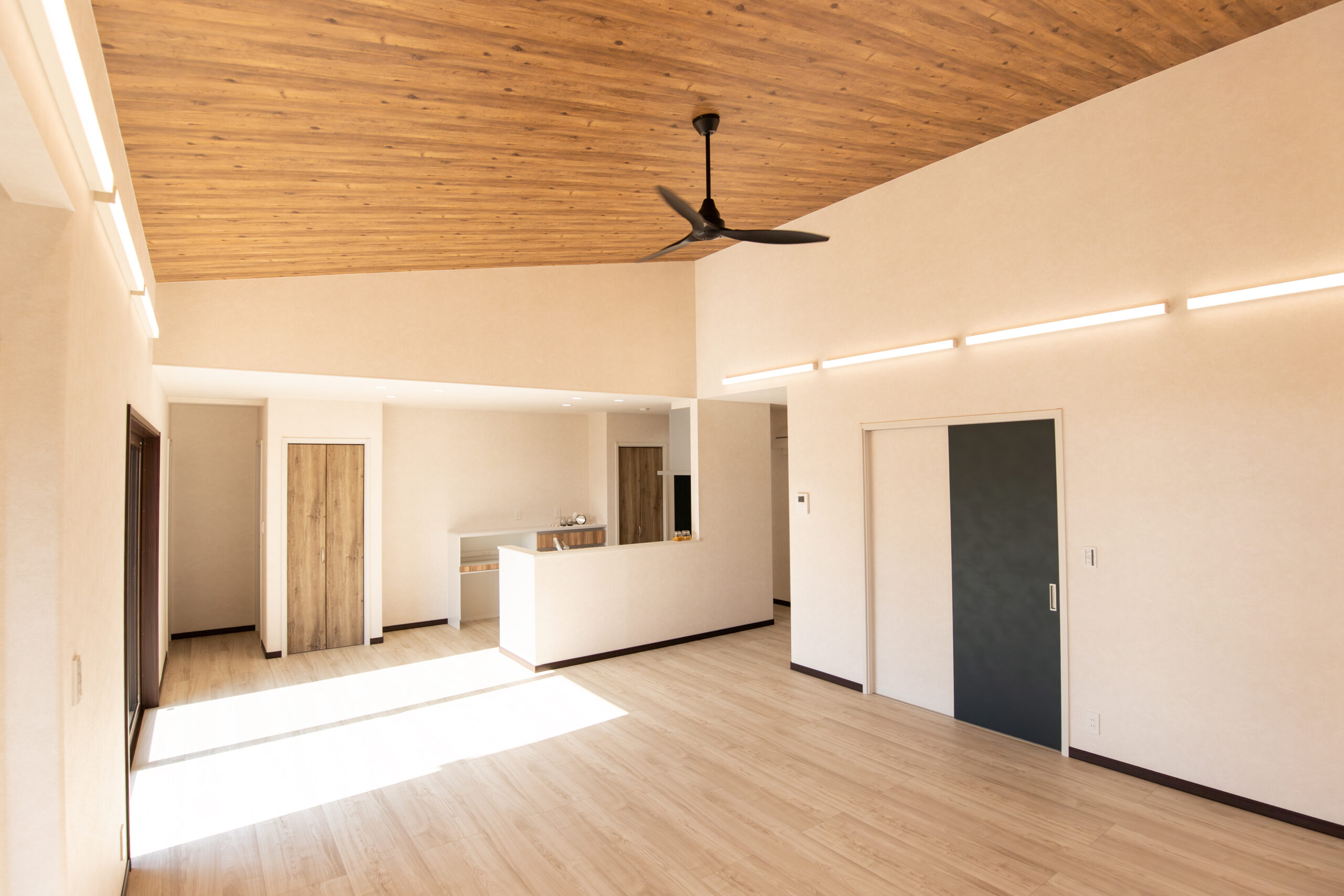 勾配天井が生む、平屋とは思えない開放感。