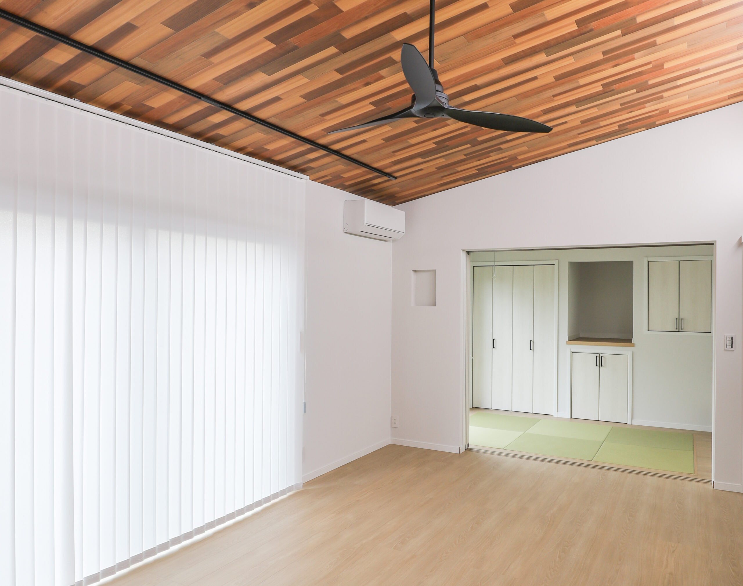 勾配天井が生む、平屋とは思えない開放感。