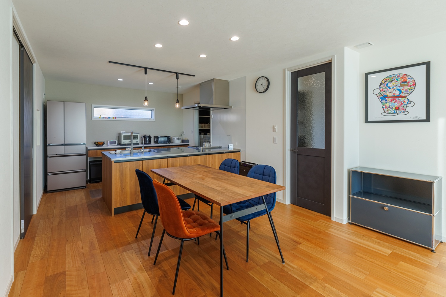 ダークグレーの塗り壁が目を惹く和モダンな家