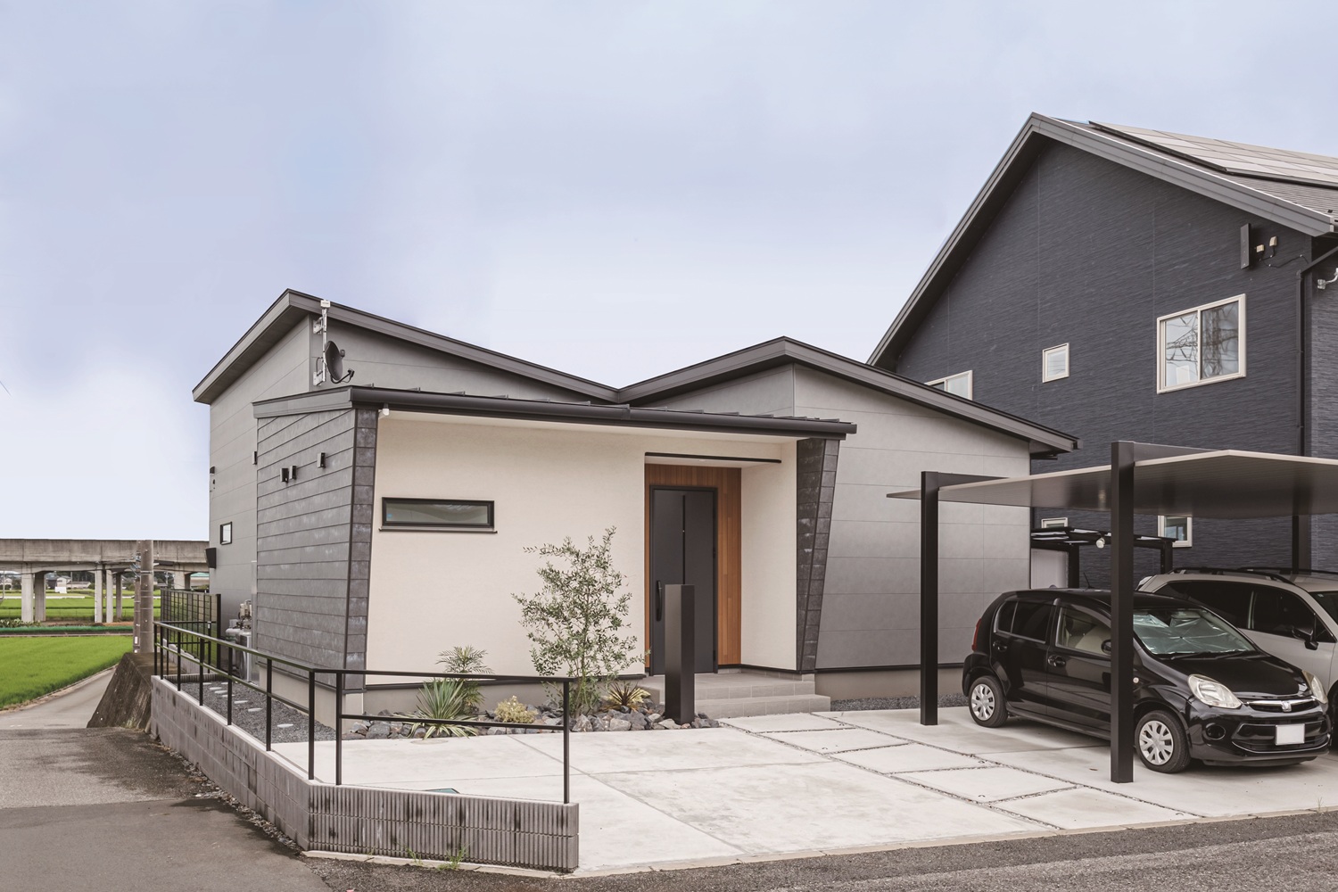 3つの素材で創り上げた デザインと利便性をもつ平屋