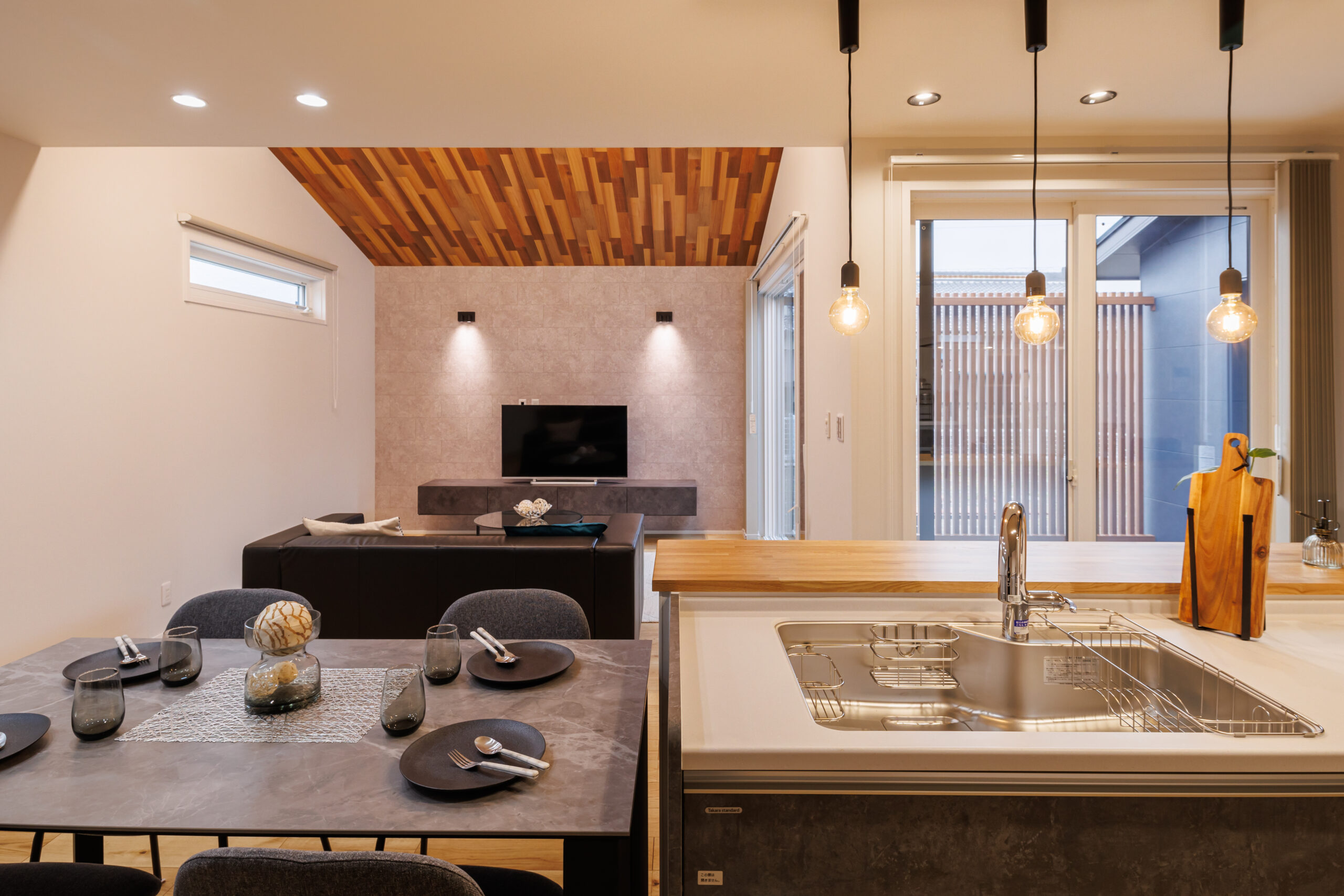 視線を遮る外空間