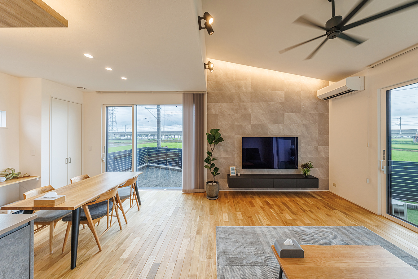 約27帖の勾配天井×大空間