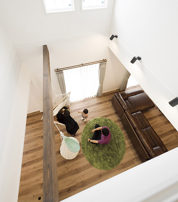 ２階吹抜に面する開放感のあるワークスペース