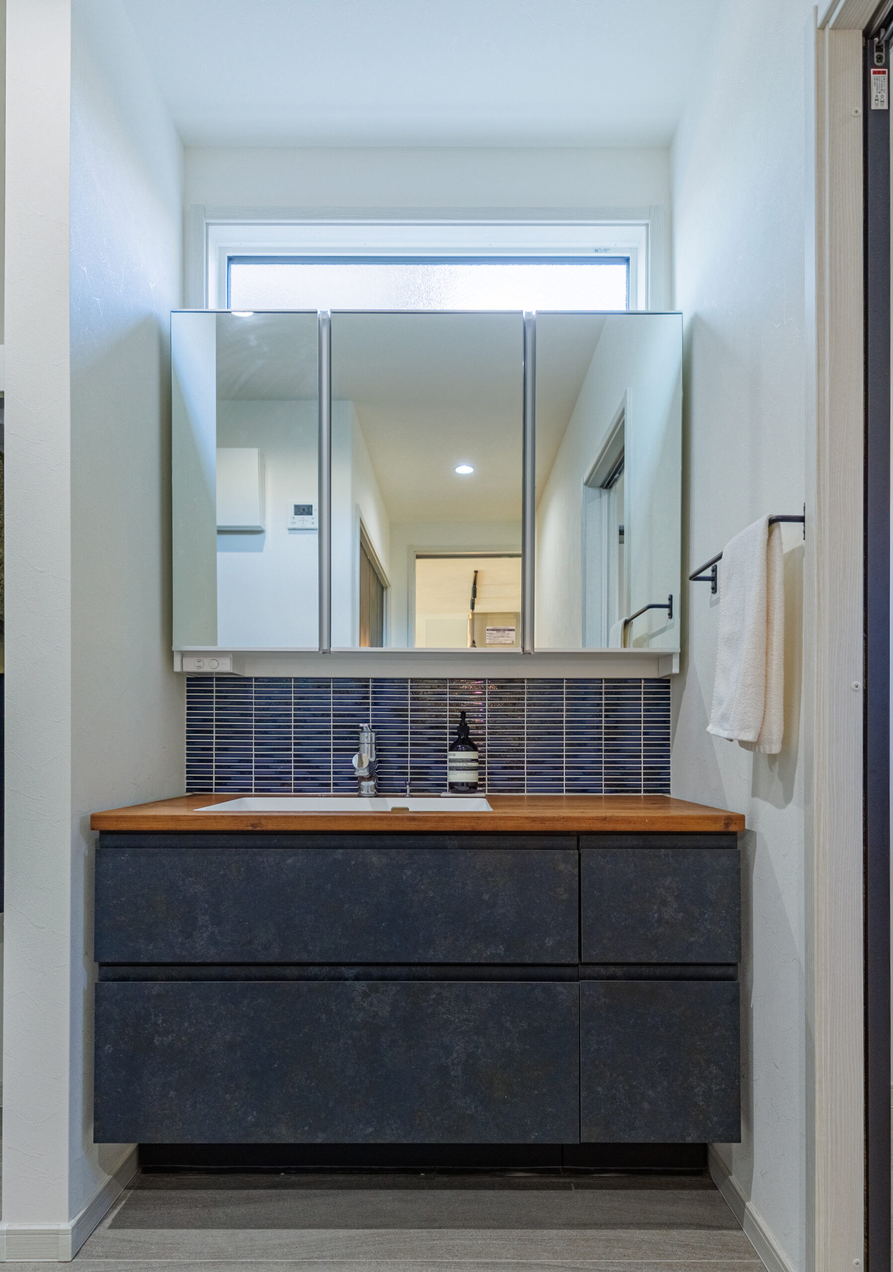 ホールにオープンな洗面コーナー